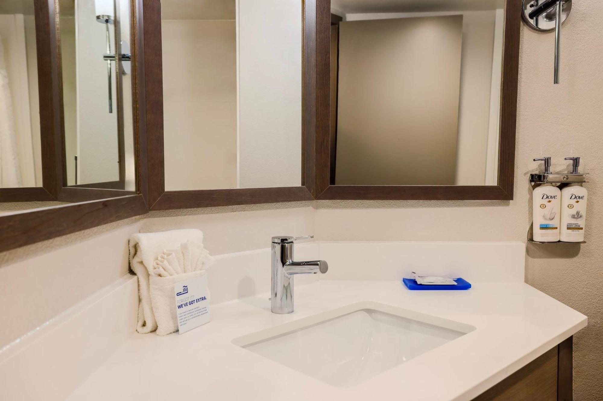 Holiday Inn Express Burlington By Ihg Kültér fotó